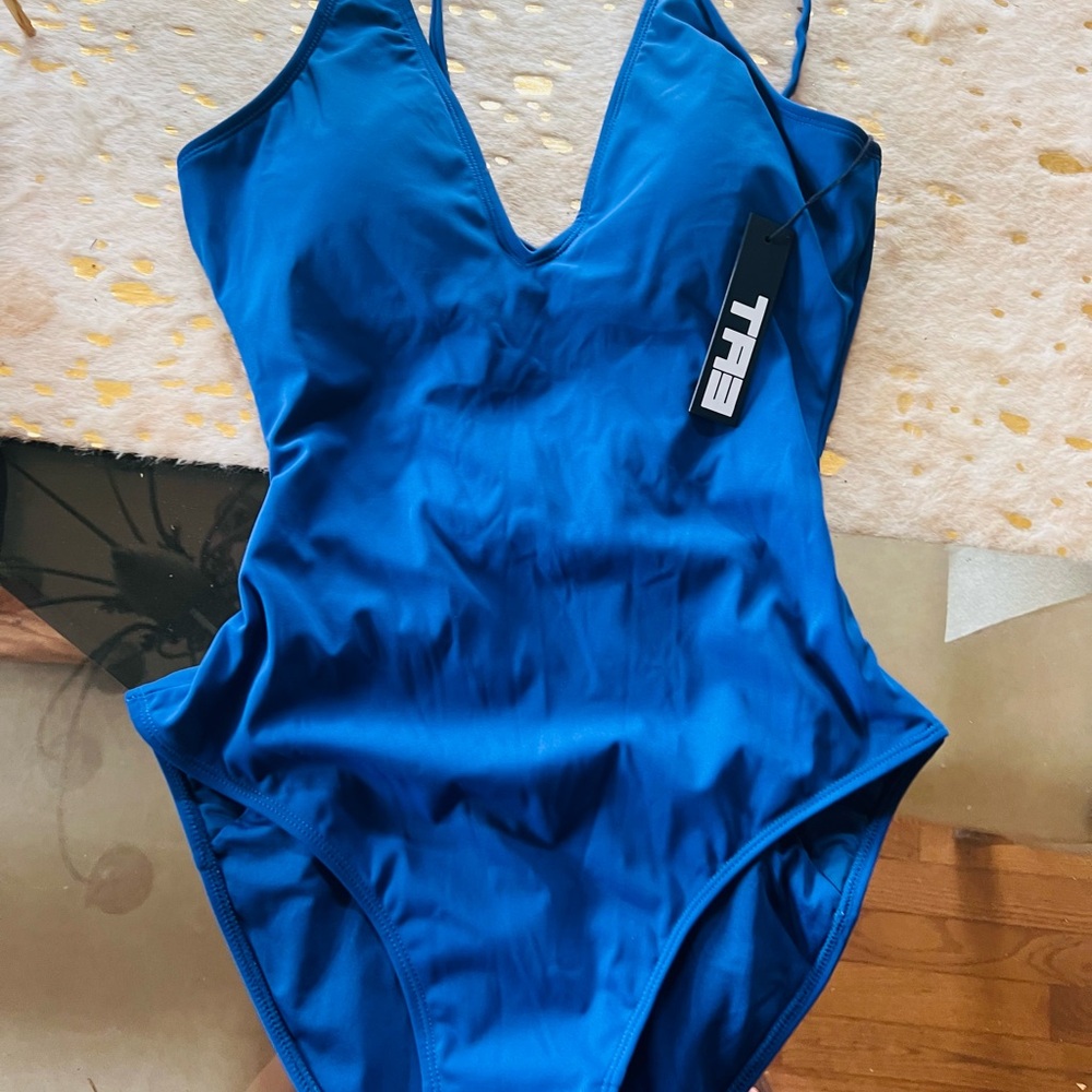 TA3 Plungey M/Regular. New with tags. Never tried on.